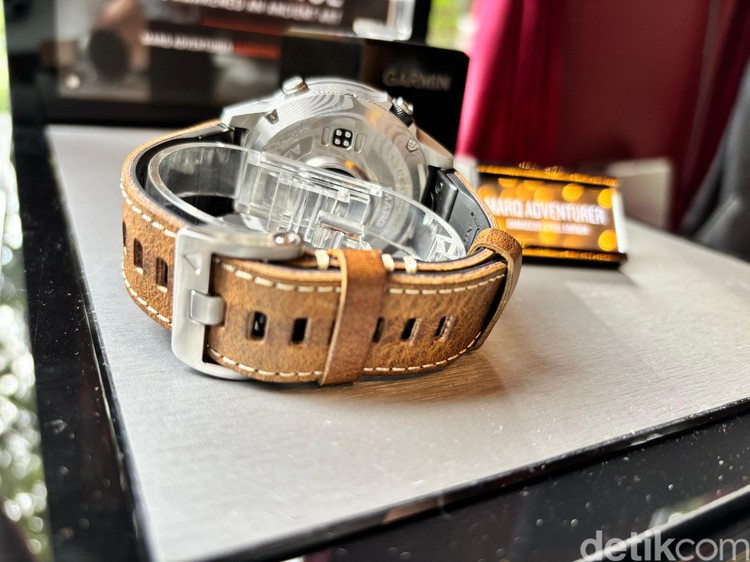 Garmin MARQ Adventurer Edisi Damascus Steel