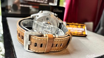 Tali atau strap jam menggunakan material hibrida yang menggabungkan kulit dan karet FKM sehingga tahan keringat dan noda. Foto: detikINET/Josina
