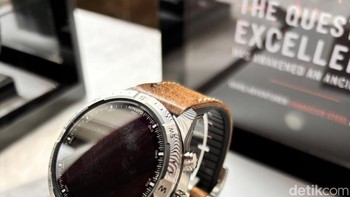 Strap kita menggunakan hibrida yang menjadi salah satu keunggulannya, biasanya orang malas pakai jam kulit kalau kena basah karena lama-lama jadi bau, tapi ini kita aman, di baliknya ada rubber jadi pas dipakai dan nyaman, ucapnya. Foto: detikINET/Josina