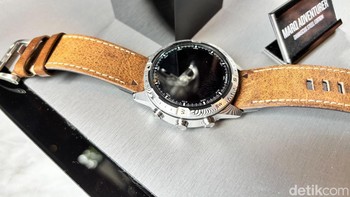 Garmin menyebut MARQ Adventurer Damascus Steel Edition sebagai modern tool watch untuk menemani pengguna yang hobi bertualang. Jam tangan ini dilengkapi advanced mapping untuk melihat kontur medan, ketinggian area terbuka, garis pantai, dan masih banyak lagi. Foto: detikINET/Josina