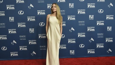 Foto: Gaya Rileks Angelina Jolie Setelah Gagal Masuk Nominasi Oscars 2025