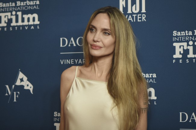 Untuk kesempatan istimewa ini, Jolie memilih gaun sutra berwarna off-white yang menonjolkan siluet tubuhnya. Tanpa mengenakan bra, gaun tersebut memberikan kesan rileks dan elegan effortless yang tetap sophisticated.  (Foto: Richard Shotwell/Invision/AP)