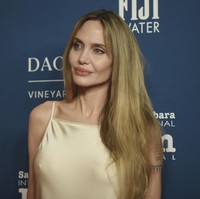 Untuk kesempatan istimewa ini, Jolie memilih gaun sutra berwarna off-white yang menonjolkan siluet tubuhnya. Tanpa mengenakan bra, gaun tersebut memberikan kesan rileks dan elegan effortless yang tetap sophisticated.  (Foto: Richard Shotwell/Invision/AP)