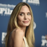 Dikenal dengan gaya makeup klasiknya, kali ini Jolie tampil sedikit berbeda dengan sentuhan grunge pada riasan matanya. Eyeshadow gelap yang dibaurkan dengan sempurna memberikan kesan dramatis, sementara pipi bersemu peach dan bibir glossy melengkapi tampilan dengan keseimbangan antara bold dan natural. (Foto: Richard Shotwell/Invision/AP)