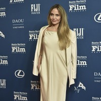 Angelina Jolie menghadiri Santa Barbara International Film Festival ke-40 pada Rabu (5/2/2025). Daily Mail mengabarkan, kedatangannya kali ini sebagai penerima Maltin Modern Master Award, penghargaan tertinggi festival tersebut untuk individu yang telah memberikan kontribusi besar dalam industri perfilman. (Foto: Richard Shotwell/Invision/AP)