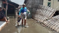 Warga di Pesisir Utara Eretan Kulon mengevakuasi sejumlah perabotan dapur dan alat elektronik usai diterjang gelombang laut.