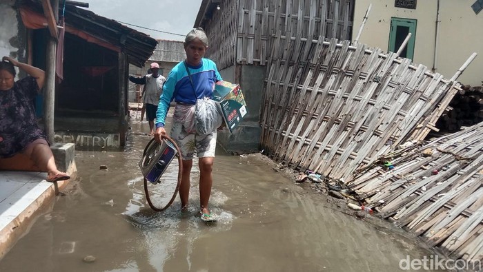 Gelombang menerejang Eretan Kulon, Indramayu