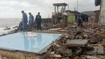 Dampak Ganasnya Ombak di Eretan Kulon Indramayu