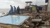 Potret rumah warga yang rata dengan tanah usai dihantam gelombang besar.