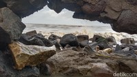 Potret tembok pembatas pantai yang lapuk dan habis terkikis ombak.