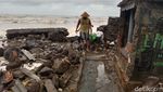 Dampak Ganasnya Ombak di Eretan Kulon Indramayu