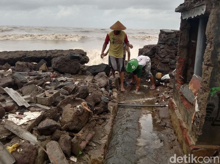 Dampak Ganasnya Ombak di Eretan Kulon Indramayu