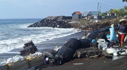 Gelombang pasang menerjang pesisir Pantai Kusamba, Kecamatan Dawan, Klungkung, Bali, Rabu (5/2/2025). (Foto: Istimewa)