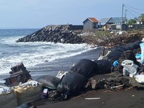 Rumah-Palinggih Diterjang Gelombang Pasang, Warga di Kusamba Mengungsi