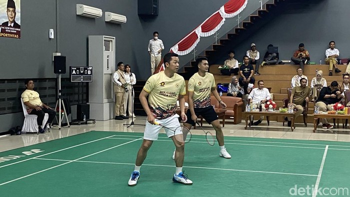 Gerindra menggelar turnamen bulu tangkis dalam rangkaian acara HUT ke-17 partai. Wamenpora Taufik Hidayat hingga pebulu tangkis Tontowi Ahmad ikut meramaikan. (Firda/detikcom).