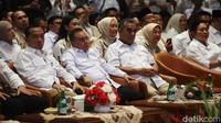 Dalam HUT ini para kader kompak mengenakan setelan bernuansa putih dan krem khas Gerindra.  