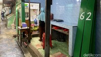 Warung jajanan ini sudah ada sejak tahun 1992 dan belakangan viral karena diliput banyak food vlogger hingga media ternama. Foto: detikFood
