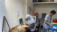 Jauh sebelum viral, Terminal Combro ini memang sudah terkenal di Pasar Jatinegara. Usaha Pak Ujang diteruskan oleh ketiga anaknya, salah satunya Aminah yang ahli buat combro. Foto: detikFood