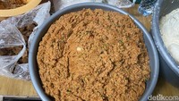 Banyak pelanggan yang bilang kalau combro di sini itu enak karena oncomnya itu kita masak sampai tanak, atau benar-benar matang. Foto: detikFood