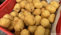 Mereka memang tidak menghitung berapa jumlah pasti dari combro yang terjual tapi pastinya jumlahnya mencapai lebih dari 2000 biji combro.  Foto: detikFood