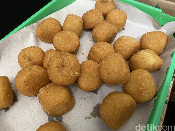 Gurih Renyah Combro di Dalam Gang Tai Jatinegara yang Legendaris Gurih Renyah Combro di Dalam Gang Tai Jatinegara yang Legendaris