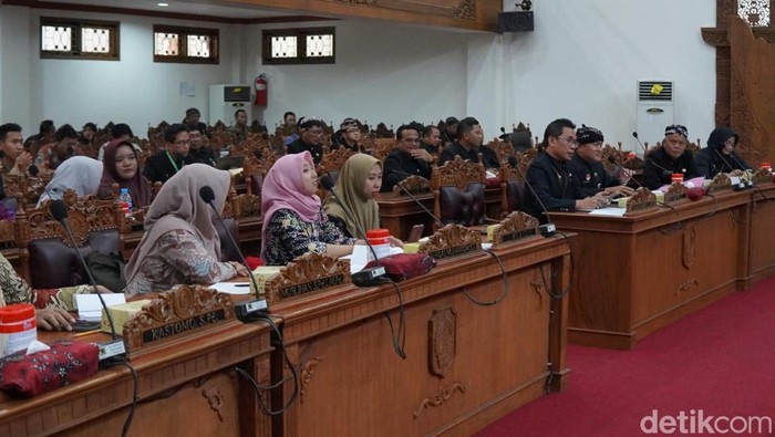 Forum guru honorer saat wadul dengan DPRD Pati di ruang rapat paripurna, Kamis (6/2/2025).