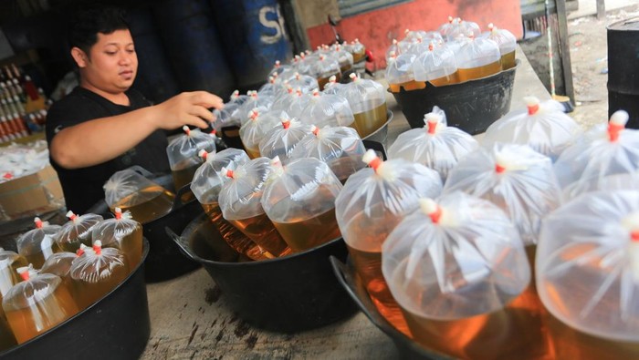 Harga Minyak Goreng Curah Naik Tembus Rp 20 Ribu/Liter Pedagang menata dan menyusun minyak goreng curah yang telah dibungkus di kawasan Pasar Bina Usaha Meulaboh, Aceh Barat, Aceh, Kamis (6/2/2025). Harga minyak goreng curah sejak sebulan terakhir di Aceh Barat mengalami kenaikan dari Rp15.000 menjadi Rp16.500 per liter di tingkat pedagang grosir, sedangkan harga di tingkat pedagang pengecer naik dari Rp16.000 menjadi Rp18.000 hingga Rp20.000 per liter yang dipengaruhi oleh beberapa faktor antara lain peningkatan biaya produksi, penurunan realisasi Domestic Market Obligation (DMO) serta pelemahan permintaan ekspor. ANTARA FOTO/Syifa Yulinnas/foc.