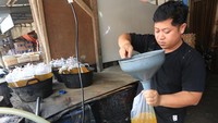 Harga minyak goreng curah mengalami kenaikan dari Rp 15 ribu/liter menjadi Rp 16 ribu/liter di tingkat pedagang grosir. Sedangkan harga di tingkat pedagang pengecer naik dari Rp 16 ribu/liter menjadi Rp 20 ribu/liter.