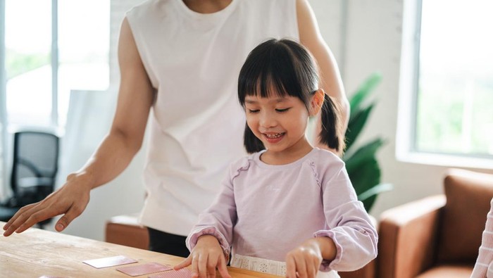 Ilustrasi Anak Asia Main Kartu