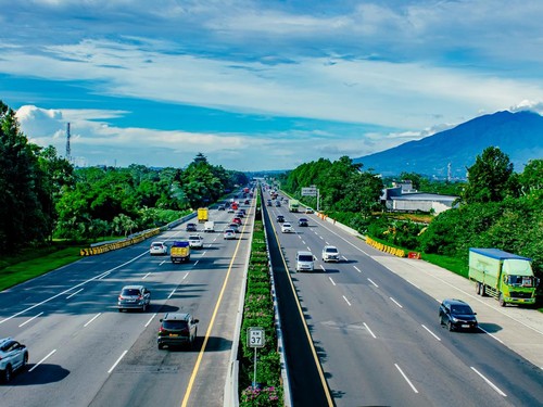 Morning on the toll road with a very clear sky view