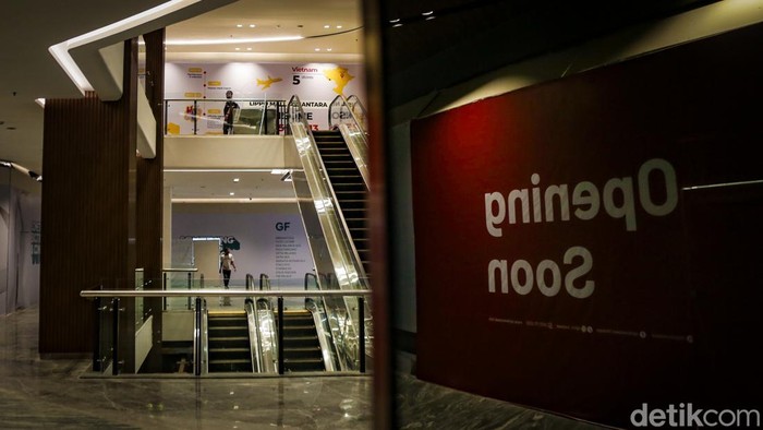 Jakarta Bakal Punya Mal Baru, Usung Tema Nusantara Petugas tengah membersihkan lantai di Lippo Mall Nusantara, Jakarta, Kamis (6/2/2025).