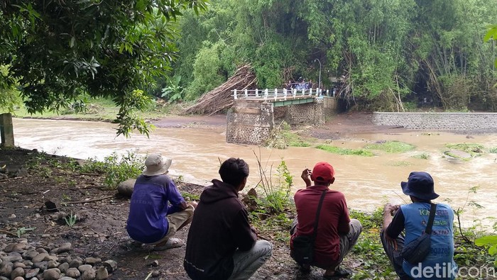 Jembatan di Dusun Gilih, Desa Seboro, Krejengan, Probolinggo yang putus diterjang banjir.