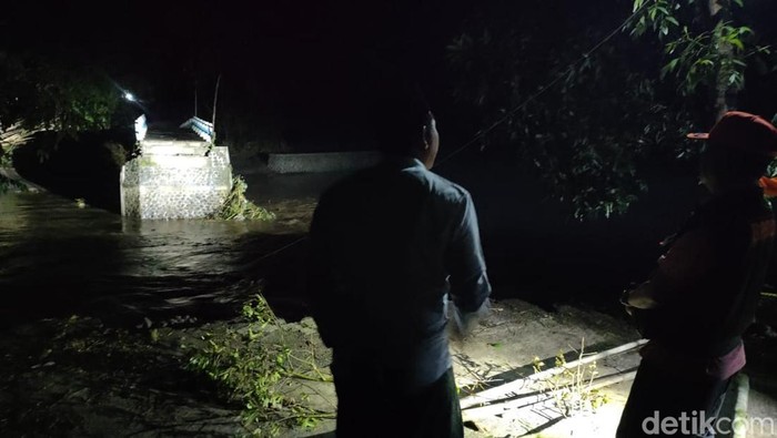 Jembatan Putus Dampak Banjir bikin ratusan warga terisolir