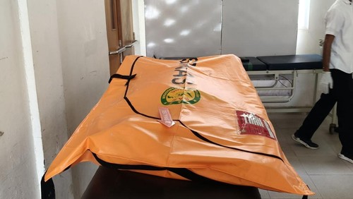 Jenazah Juliani (32) yang ditemukan mengapung di
Long Pink Beach, Taman Nasional Komodo, Manggarai Barat, NTT, terbungkus dalam kantong mayat di RSUD Komodo Labuan Bajo.