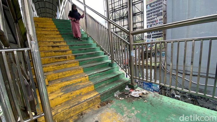 JPO di Margonda Depok dipenuhi sampah hingga kotoran hewan.