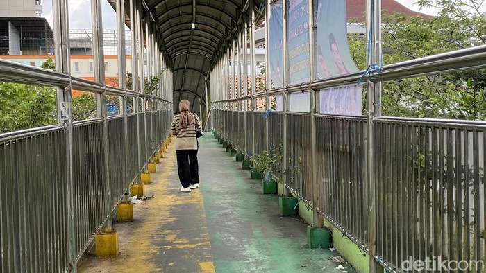 JPO di Margonda Depok dipenuhi sampah hingga kotoran hewan.