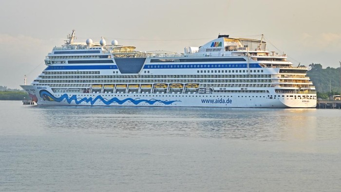 Sejumlah wisatawan berada diatas kapal pesiar AIDA stella yang membawa 2000 wisatawan bersandar di Pelabuhan Gili Mas, Desa Labuan Tereng, Kecamatan Lembar, Lombok Barat, NTB, Kamis (6/2/2025). Menurut data Dinas Pariwisata Kabupaten Lombok Barat kapal pesiar AIDA stella merupakan kapal pesiar yang ke-7 dari total 28 kapal pesiar  yang dijadwalkan singgah di Lombok sepanjang tahun 2025.ANTARA FOTO/Ahmad Subaidi/nz