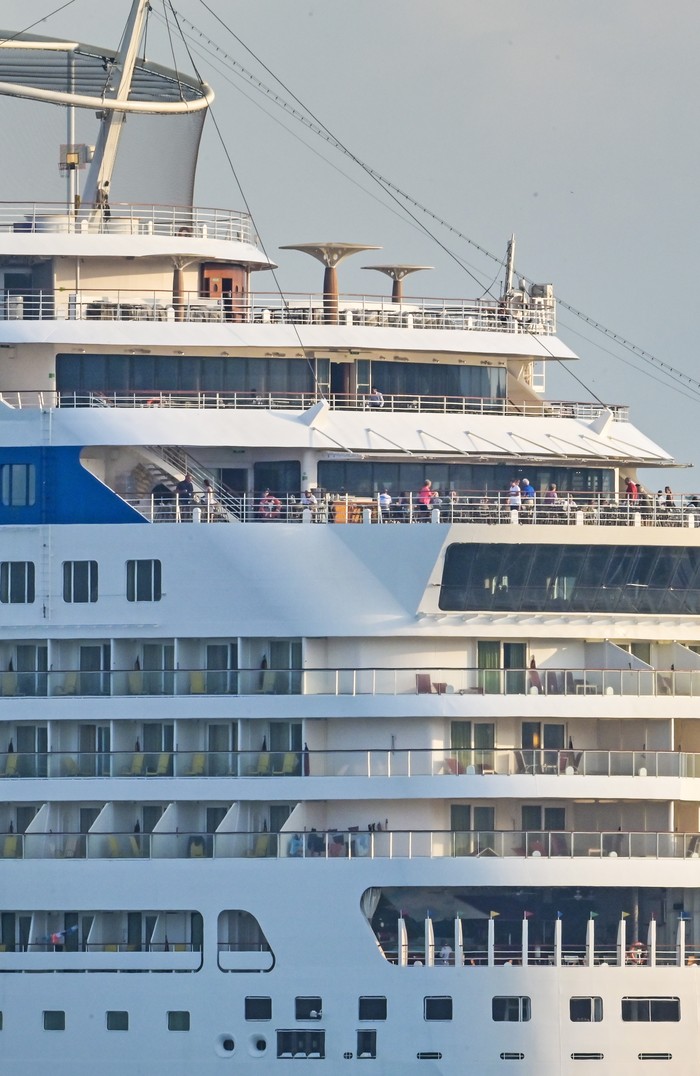 Sejumlah wisatawan berada diatas kapal pesiar AIDA stella yang membawa 2000 wisatawan bersandar di Pelabuhan Gili Mas, Desa Labuan Tereng, Kecamatan Lembar, Lombok Barat, NTB, Kamis (6/2/2025). Menurut data Dinas Pariwisata Kabupaten Lombok Barat kapal pesiar AIDA stella merupakan kapal pesiar yang ke-7 dari total 28 kapal pesiar  yang dijadwalkan singgah di Lombok sepanjang tahun 2025.ANTARA FOTO/Ahmad Subaidi/nz