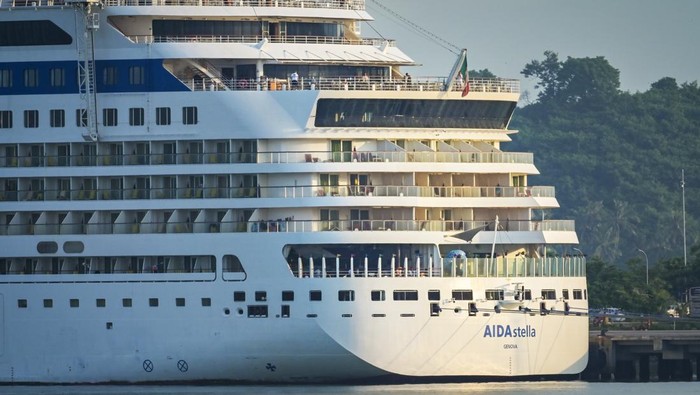 Sejumlah wisatawan berada diatas kapal pesiar AIDA stella yang membawa 2000 wisatawan bersandar di Pelabuhan Gili Mas, Desa Labuan Tereng, Kecamatan Lembar, Lombok Barat, NTB, Kamis (6/2/2025). Menurut data Dinas Pariwisata Kabupaten Lombok Barat kapal pesiar AIDA stella merupakan kapal pesiar yang ke-7 dari total 28 kapal pesiar  yang dijadwalkan singgah di Lombok sepanjang tahun 2025.ANTARA FOTO/Ahmad Subaidi/nz