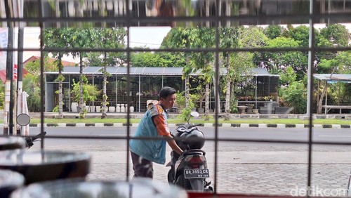 Salah satu juru parkir yang bertugas di Jalan Gajah Mada, Kota Mataram, Kamis (6/2/2025). Nathea Citra/detikBali