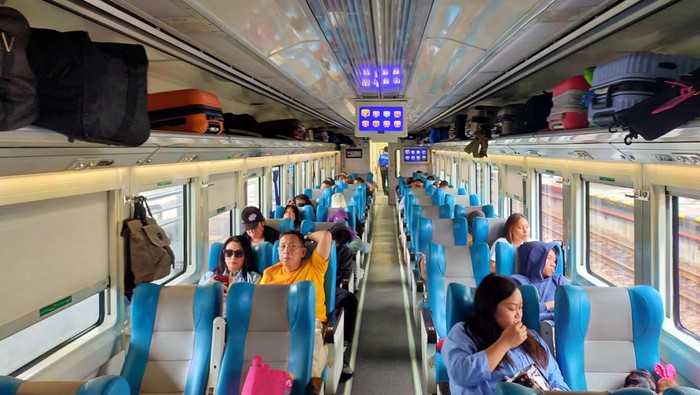 PT KAI meresmikan perjalanan perdana KA Batavia rute Gambir - Solo Balapan (PP). KA Batavia dipatok dengan dua harga berbeda, yakni Rp 350 ribu dan Rp 500 ribu.