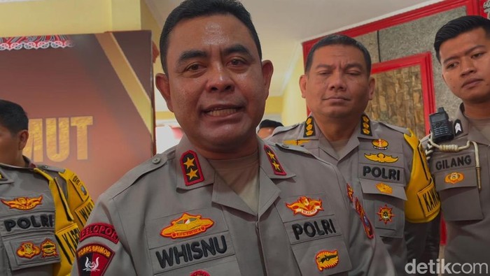 Kapolda Sumut Irjen Whisnu Hermawan Februanto saat diwawancarai di Polda Sumut. (Finta Rahyuni/detikSumut)