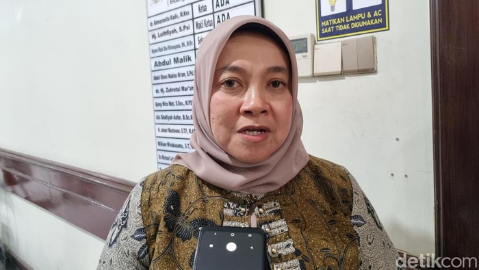 Kepala Dinas Pemberdayaan Perempuan dan Perlindungan Anak serta Keluarga Berencana (DP3APPKB) Surabaya Ida Widayati di Komisi D DPRD Surabaya.
