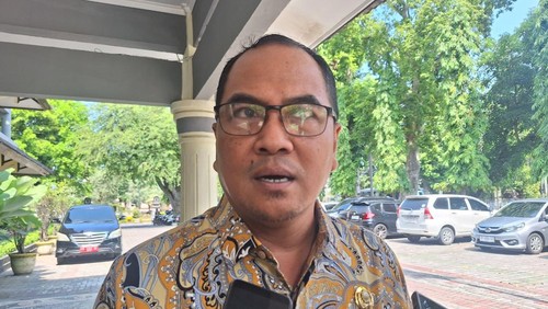 Kepala Kesbangpol Mataram, Zarkasyi, saat diwawancarai di Mataram, Kamis (6/2/2025). (Nathea Citra/detikBali)