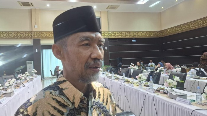 Ketua BAP DPD RI, Abdul Hakim usai rapat dengan BPK di Pekanbaru