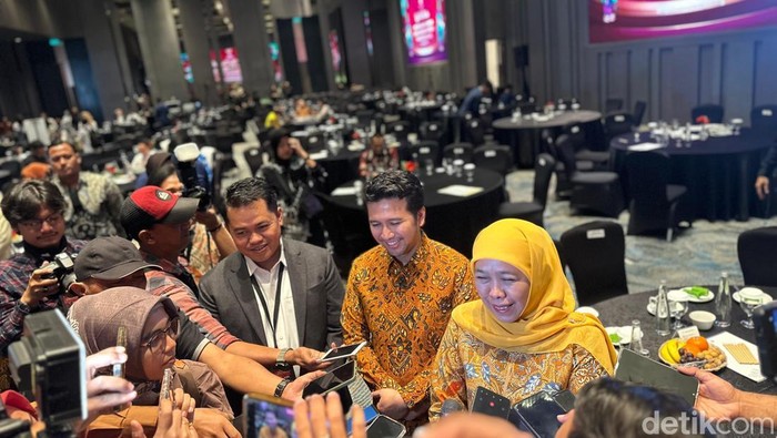 Khofifah-Emil usai ditetapkan menjadi pemenang Pilgub Jatim