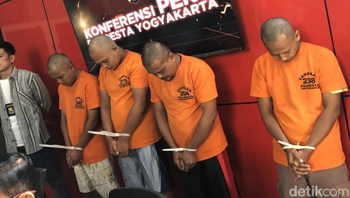 Komplotan maling sepeda motor dihadirkan dalam konferensi pers di Mapolresta Jogja, Kamis (6/2/2025).