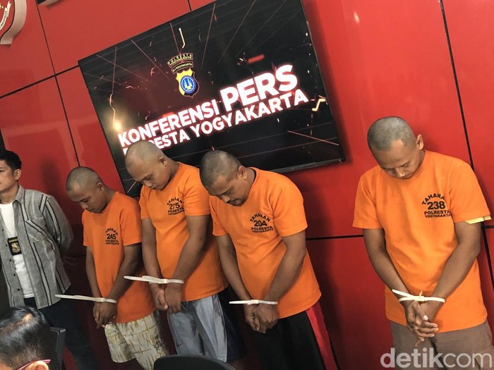 Komplotan maling sepeda motor dihadirkan dalam konferensi pers di Mapolresta Jogja, Kamis (6/2/2025).