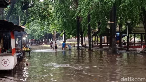 Kondisi genangan air di salah satu titik jalan wisata Pantai Labuhan Haji, Kamis (6/2/2025).
