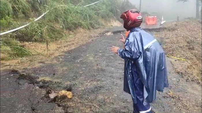 Kondisi Jalan Petungkriyono ambles di Blok Kliweran, Dukuh Modal, Desa Yosorejo, Kecamatan Petungkriyono, Pekalongan, Kamis (6/2/2025).

Foto dari relawan dan polisi.